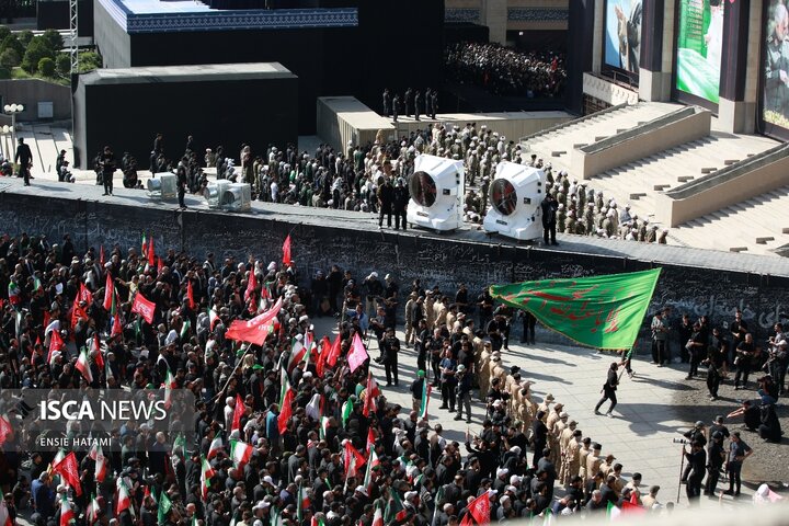 اقامه نماز بر پیکر رهبر شهید انقلاب