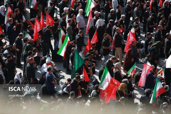 اقامه نماز بر پیکر رهبر شهید انقلاب