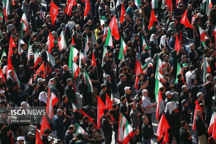 اقامه نماز بر پیکر رهبر شهید انقلاب