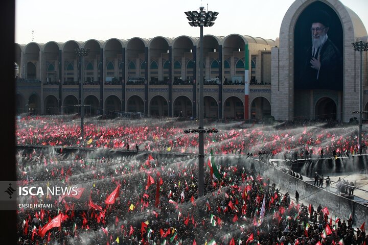 اقامه نماز بر پیکر رهبر شهید انقلاب