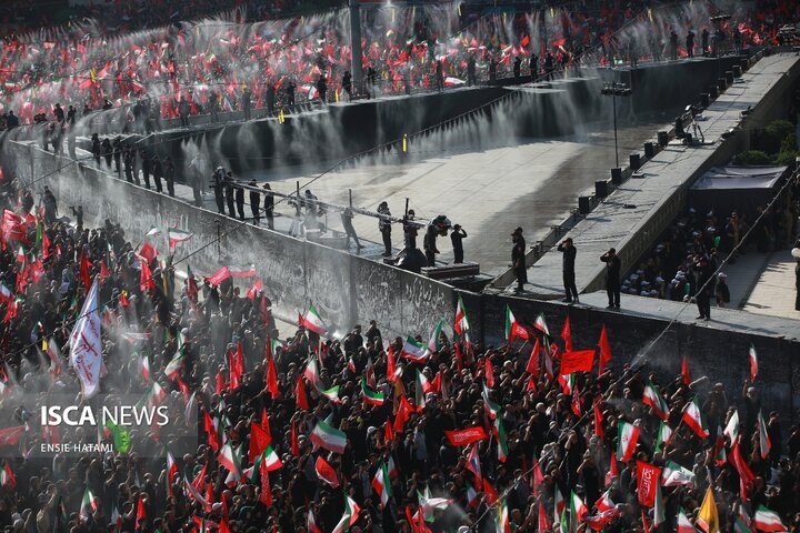 اقامه نماز بر پیکر رهبر شهید انقلاب