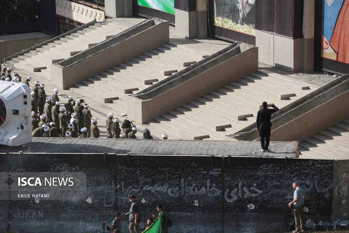اقامه نماز بر پیکر رهبر شهید انقلاب