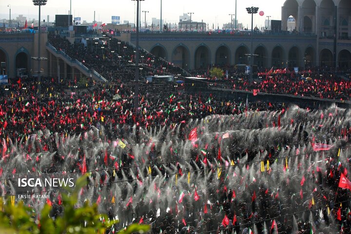 اقامه نماز بر پیکر رهبر شهید انقلاب