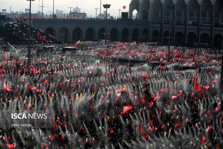 اقامه نماز بر پیکر رهبر شهید انقلاب