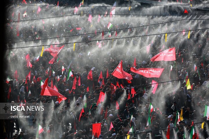 اقامه نماز بر پیکر رهبر شهید انقلاب