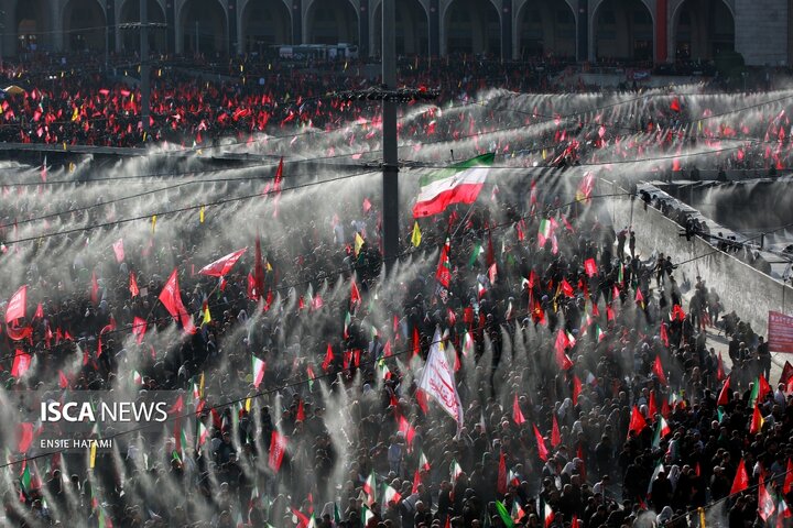 اقامه نماز بر پیکر رهبر شهید انقلاب