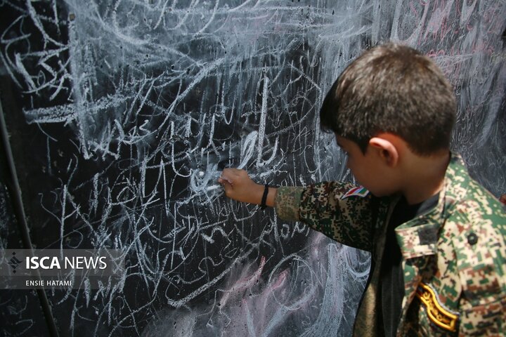 نقش دلتنگی های مردم بر دیواره های مصلی