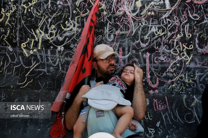 نقش دلتنگی های مردم بر دیواره های مصلی