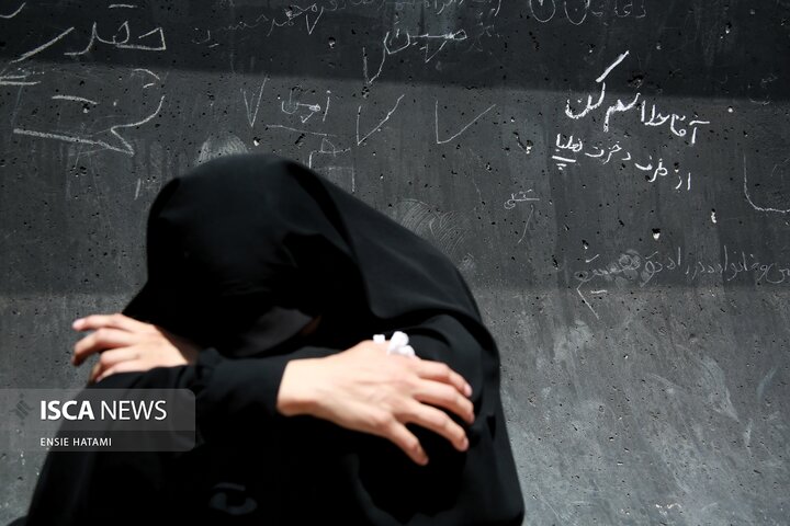 نقش دلتنگی های مردم بر دیواره های مصلی