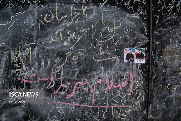نقش دلتنگی های مردم بر دیواره های مصلی