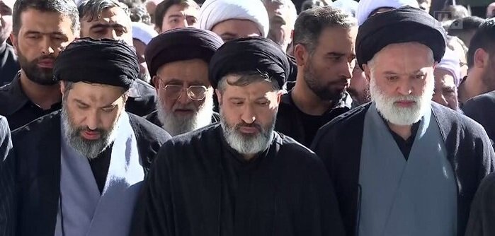 اقامه نماز بر پیکرهای مطهر شهدا با حضور ۳ فرزند رهبر شهید