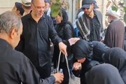 آبرسانی خودجوش مردم در کوچه‌های اطراف مراسم سوگواری رهبر شهید + فیلم