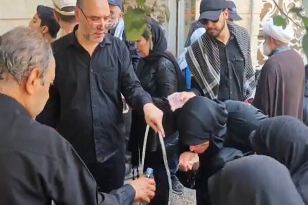 آبرسانی خودجوش مردم در کوچه‌های اطراف مراسم سوگواری رهبر شهید + فیلم