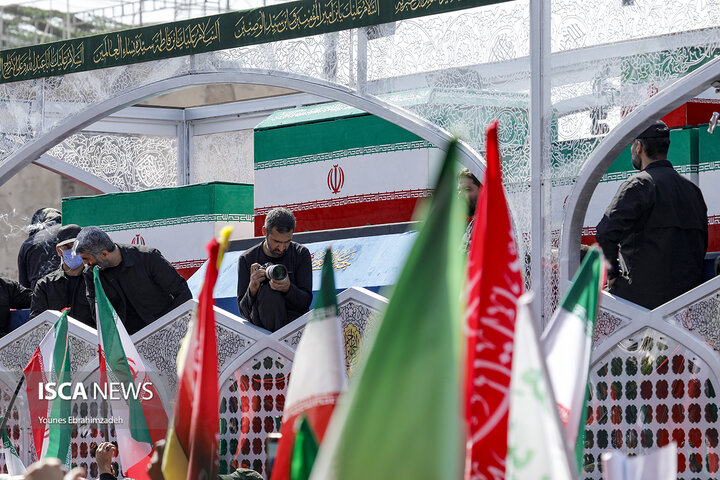 پیکر پاک رهبر شهید انقلاب در نزدیکی روضه منوره حرم رضوی آرام میگیرد پیکر پاک رهبر شهید انقلاب در نزدیکی روضه منوره حرم رضوی آرام میگیرد