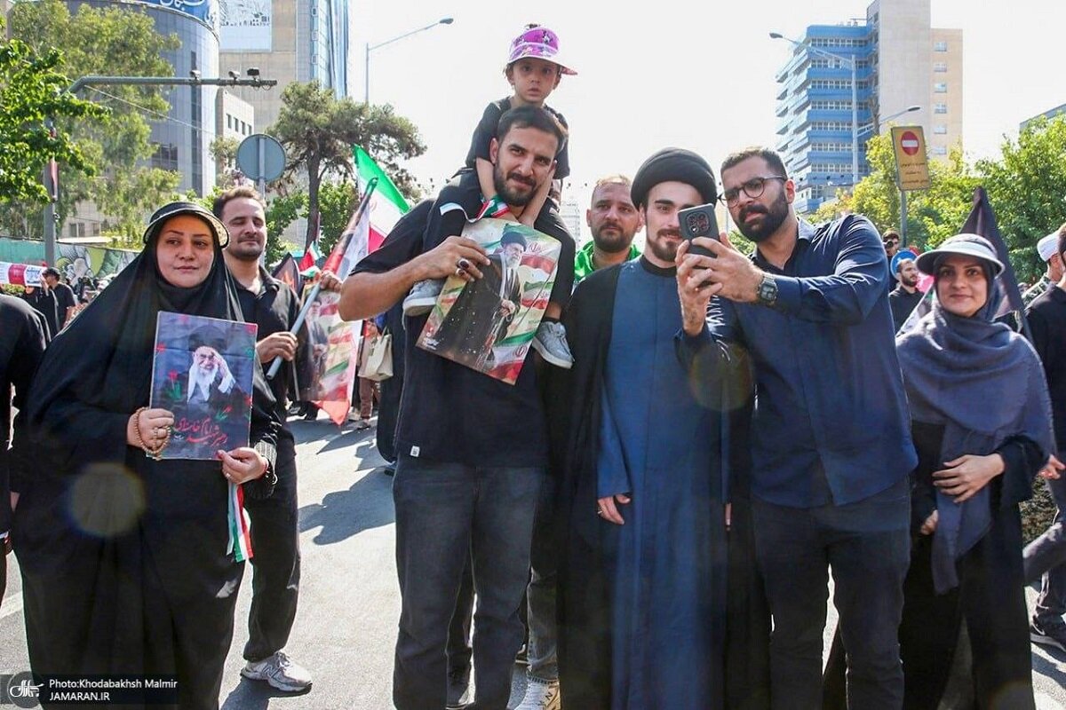 حضور نوادگان حجت الاسلام والمسلمین سید احمد خمینی(ره) در مراسم تشییع قائد شهید + عکس