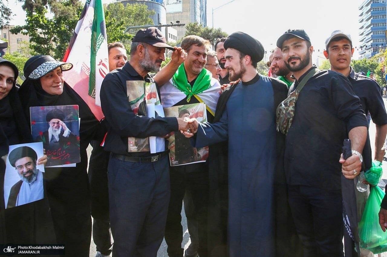 حضور نوادگان حجت الاسلام والمسلمین سید احمد خمینی(ره) در مراسم تشییع قائد شهید + عکس