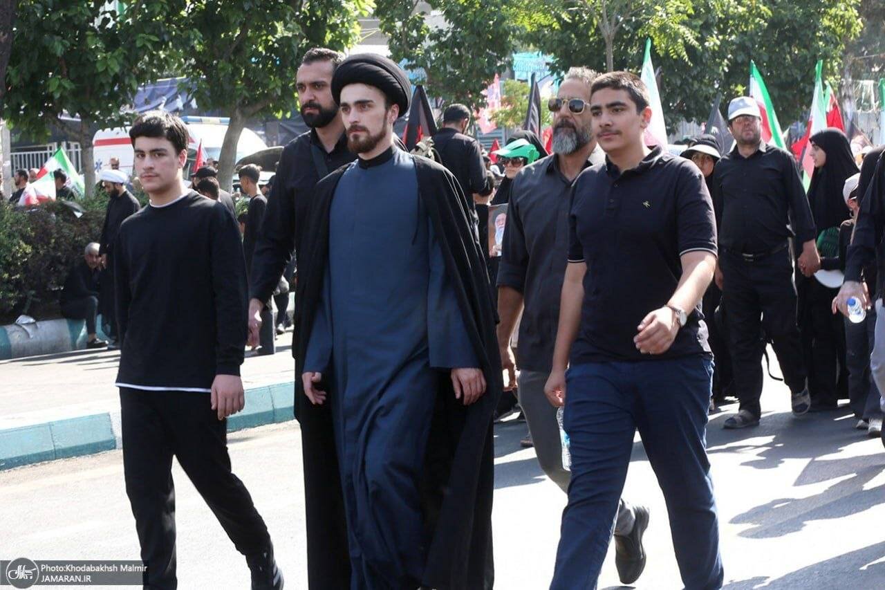 حضور نوادگان حجت الاسلام والمسلمین سید احمد خمینی(ره) در مراسم تشییع قائد شهید + عکس