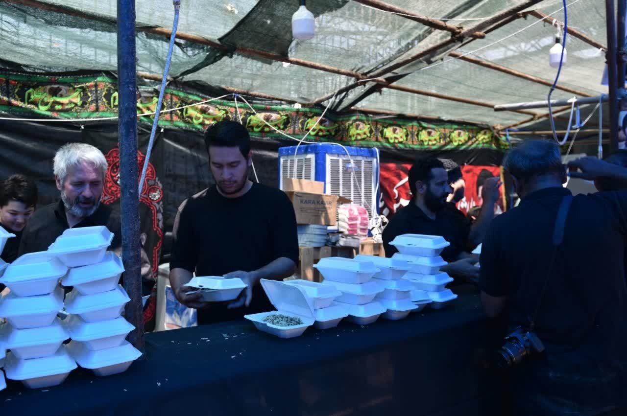 صحنه‌هایی از میزبانی و خدمت‌رسانی به زائران تشییع امام قائد شهید + عکس