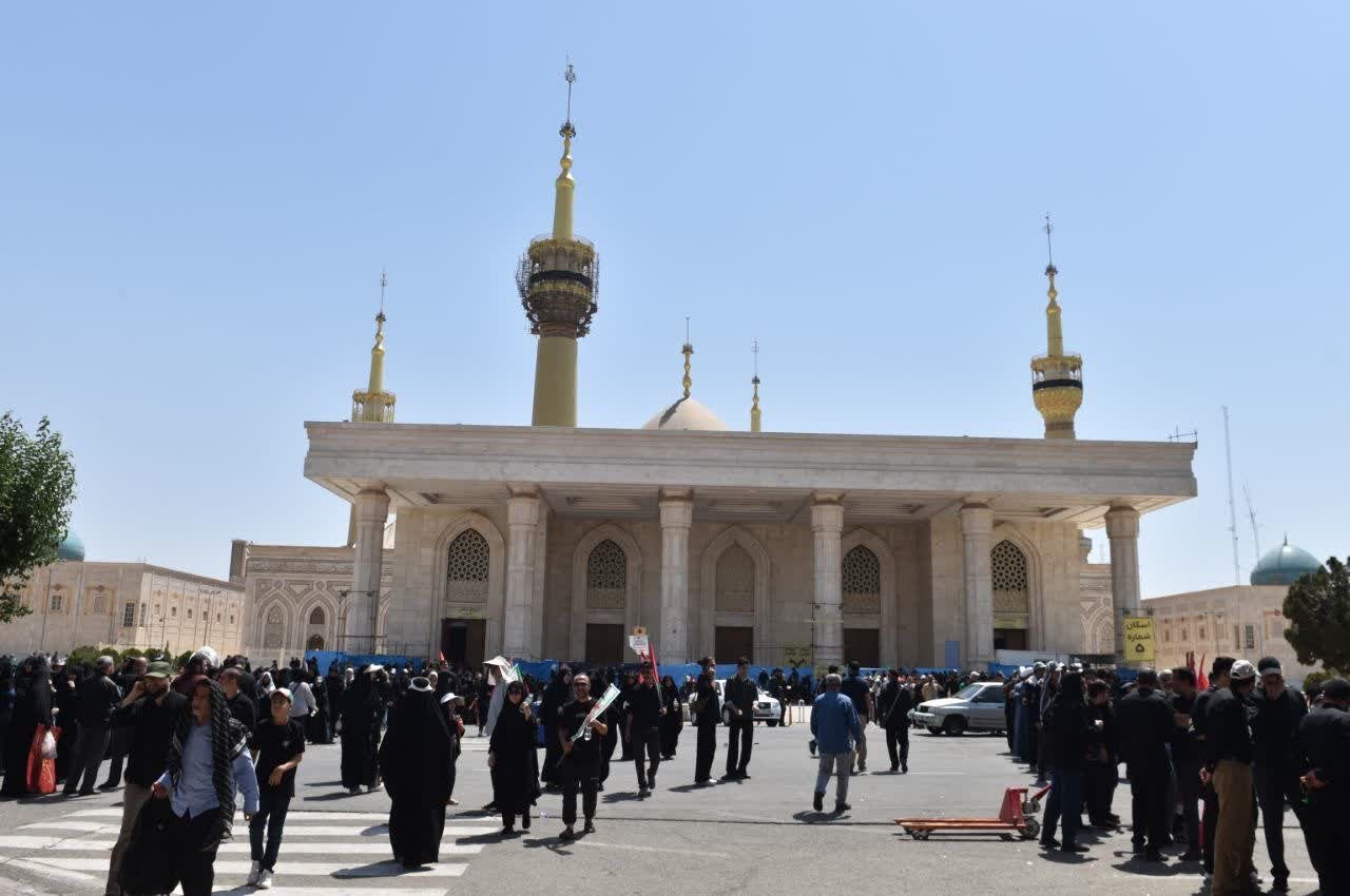 صحنه‌هایی از میزبانی و خدمت‌رسانی به زائران تشییع امام قائد شهید + عکس