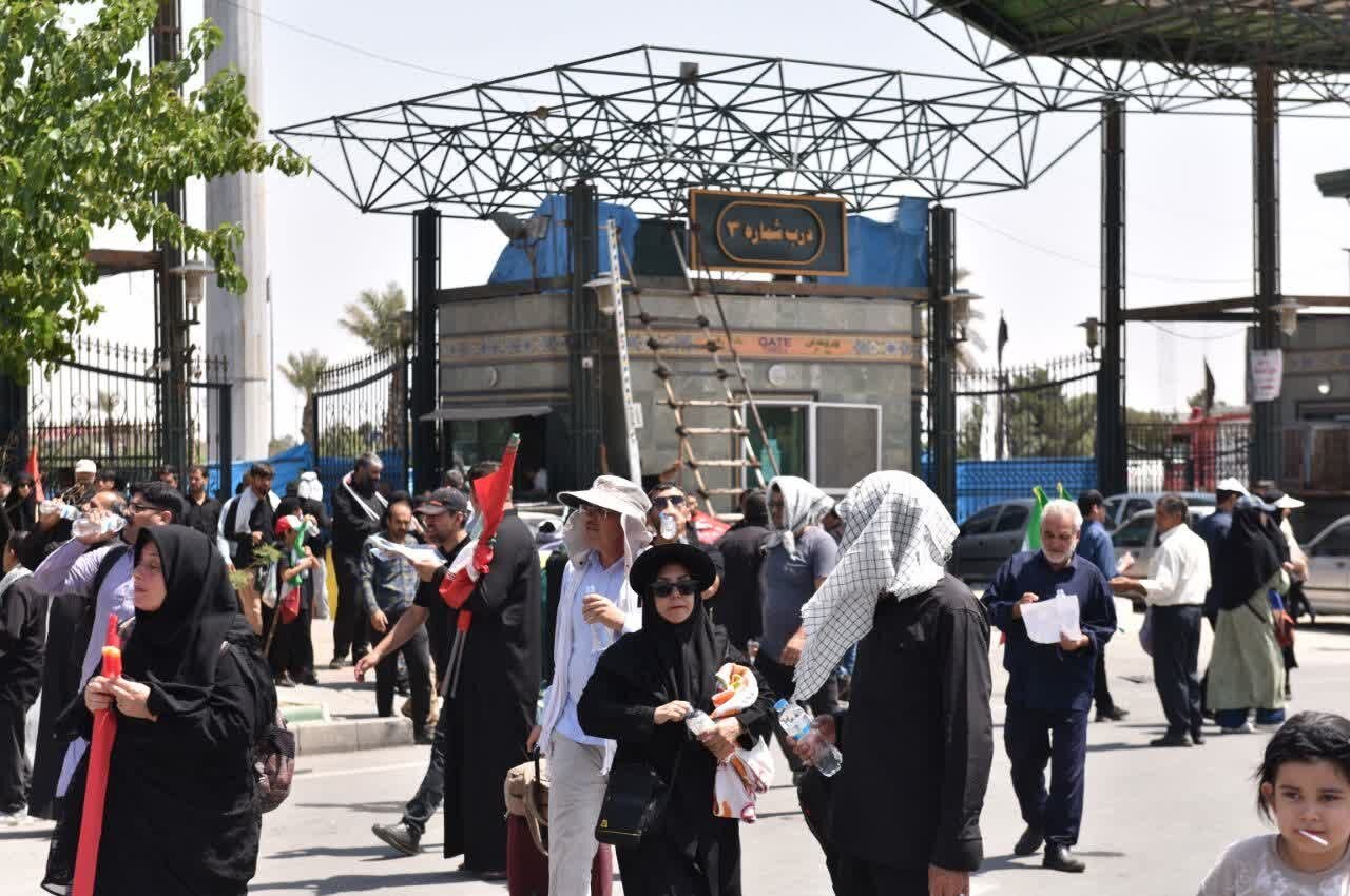 صحنه‌هایی از میزبانی و خدمت‌رسانی به زائران تشییع امام قائد شهید + عکس