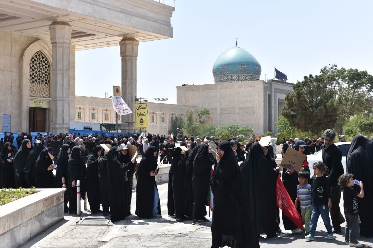صحنه‌هایی از میزبانی و خدمت‌رسانی به زائران تشییع امام قائد شهید + عکس
