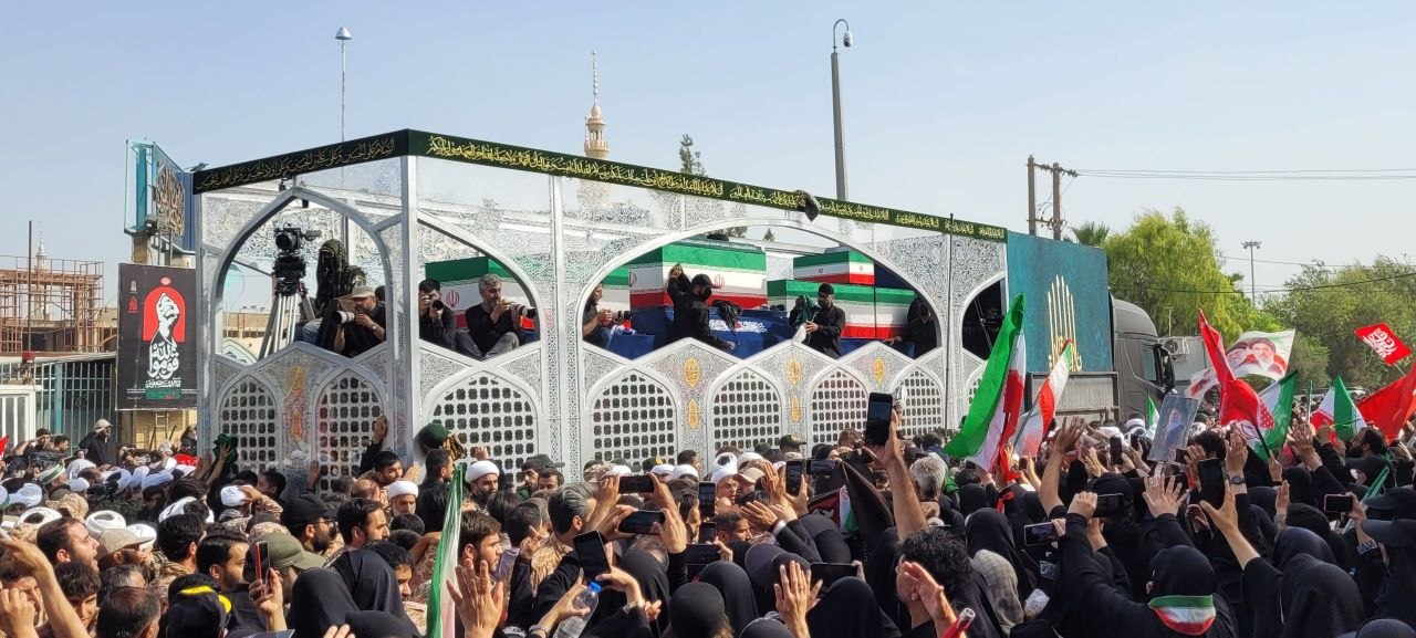 قم در قاب وداع با قائد امت؛ تشییع و بدرقه میلیونی پیکر رهبر شهید