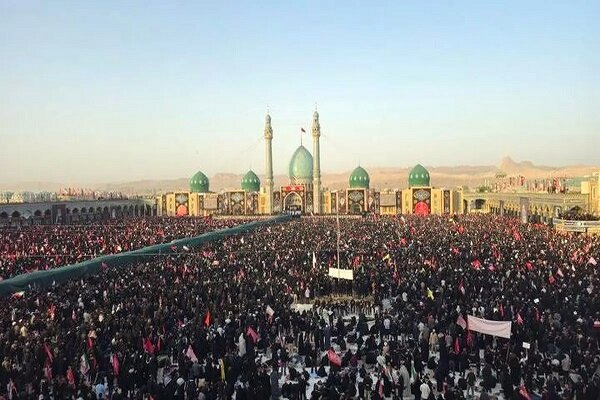 الجزیره: پرچمهای سرخ در تشییع رهبر شهید یک نماد خاص است الجزیره: پرچمهای سرخ در تشییع رهبر شهید یک نماد خاص است