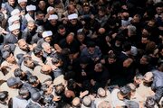 اقامه نماز بر پیکر امام شهید توسط آیت‌الله حکیم در حرم مطهر امیرالمؤمنین (ع) + فیلم
