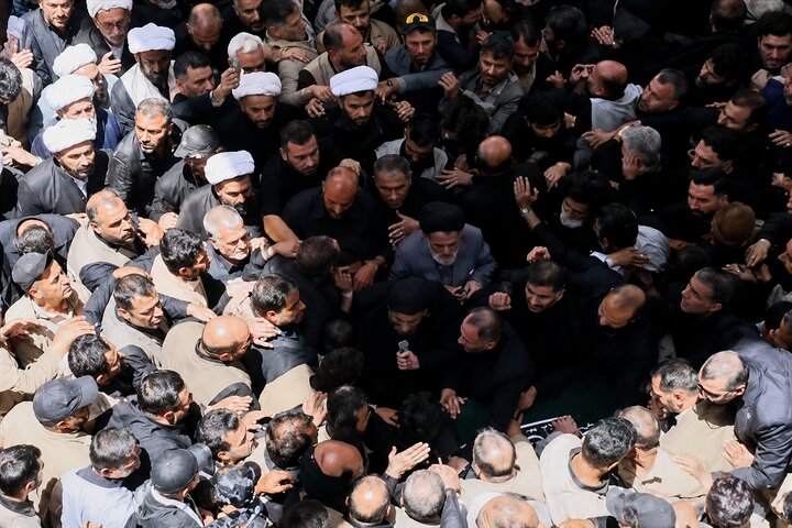 اقامه نماز بر پیکر امام شهید توسط آیت‌الله حکیم در حرم مطهر امیرالمؤمنین (ع) + فیلم