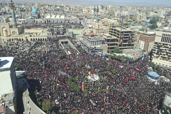 حرکت مردم به سمت مسیر تشییع رهبر شهید در مشهد + فیلم