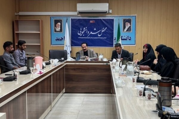 محفل ادبی دانشجویان با حضور چهرههای ملی برگزار شد محفل ادبی دانشجویان با حضور چهرههای ملی برگزار شد