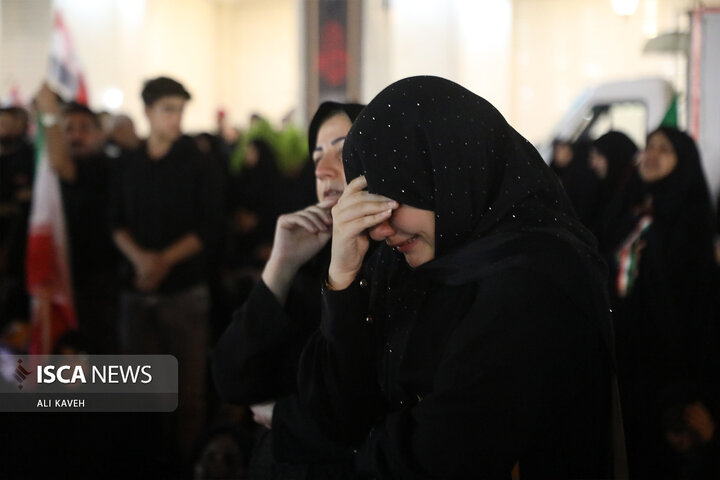 نماز بر پیکر رهبر شهید - کاوه حاتمی