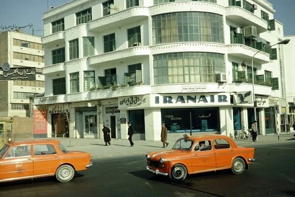 تاکسیهای نارنجی در میدان فردوسی؛ ۵۹ سال قبل + عکس تاکسیهای نارنجی در میدان فردوسی؛ ۵۹ سال قبل + عکس