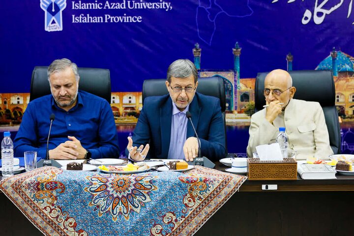 میز انرژی‌های نوین اصفهان با محوریت تعامل دانشگاه و صنعت در دانشگاه آزاد اصفهان برگزار شد