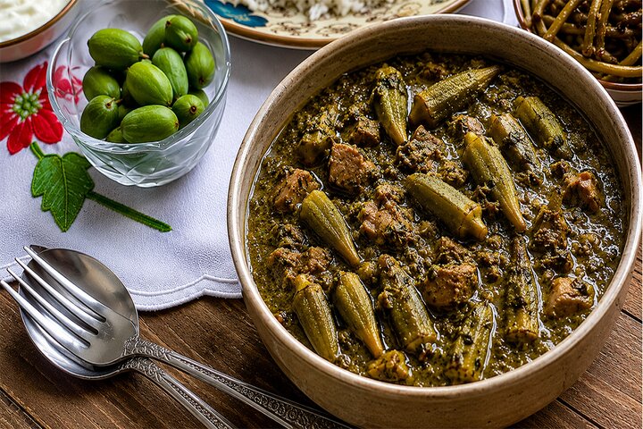 آموزش آشپزی / طرز تهیه خورشت بامیه با سبزی به روش سنتی آموزش آشپزی / طرز تهیه خورشت بامیه با سبزی به روش سنتی