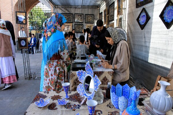 برپایی نمایشگاه صنایعدستی در مجموعه شیخ صفیالدین اردبیلی برپایی نمایشگاه صنایعدستی در مجموعه شیخ صفیالدین اردبیلی
