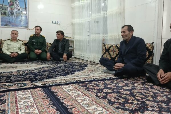 تجلیل مسئولان شهرستان کهگیلویه از ایثار خانواده شهید ابوالفضل پیمان تجلیل مسئولان شهرستان کهگیلویه از ایثار خانواده شهید ابوالفضل پیمان