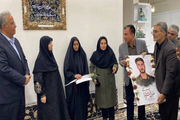 دیدار معاون رئیس‌جمهور با خانواده شهید خلبان رضا بارانی؛ تأکید بر پاسداشت فرهنگ ایثار