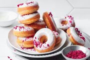 آموزش شیرینی پزی / طرز تهیه دونات خانگی نرم و پف‌دار با روکش شکلاتی
