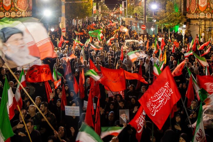 میدان انقلاب؛ همچنان میعادگاه مردمانی که با ایمان و غیرت انقلابی ایستاده اند