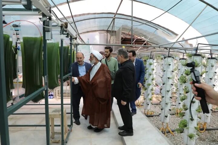 بازدید حجت الاسلام خسروپناه و دکتر رنجبر از کارخانه بذر هیبریدی واحد مجلسی