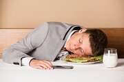 چرا بعد از غذا خوردن خواب‌آلود می‌شویم؟
