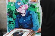 تولد در آغوش شهادت؛ وقتی جوانان هیدجی برای اولین سالروز تولد آسمانی شهید یارقلی به آرامگاه او هدیه آوردند