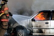 آتش گرفتن ۲۸ خودرو در پارکینگ توقیفی‌ها + عکس