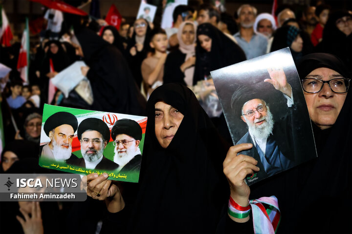 محفل قرآنی «اربعین رهبر شهید» در میدان شهدای مشهد