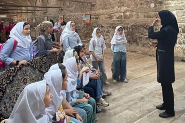پیوند نسل نو با میراث کهن؛ دانش‌آموزان زنجان در دل تاریخ «رختشویخانه»