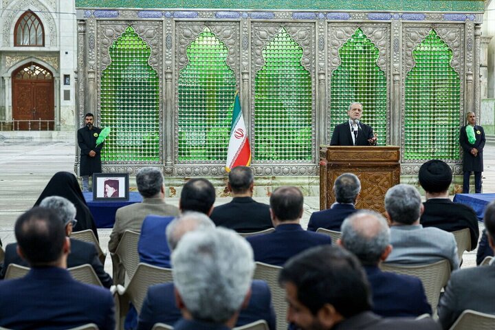 تجدید میثاق رئیس‌جمهور و هیئت دولت با آرمانهای امام راحل / پزشکیان: در جنگ تمام‌عیار اقتصادی و نظامی هستیم