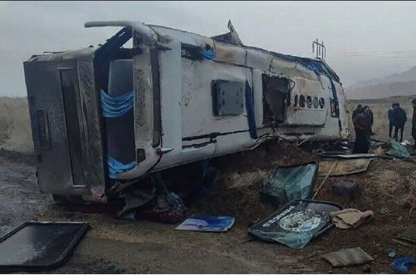 واژگونی اتوبوس در محور فولادشهر ـ نجف‌آباد ۶ مصدوم داشت