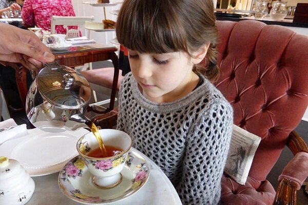 چای برای کودکان مفید است یا مضر؟ / بهترین دمنوش‌ها برای کودک