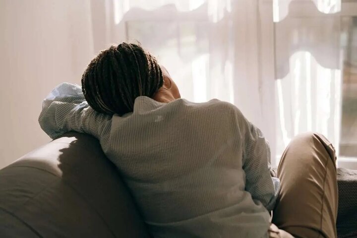 افکار منفی چیست و چرا ذهن ما را درگیر می‌کند؟